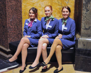 Lächelnde Hostessen in Uniform des Rheingau Musikfestivals